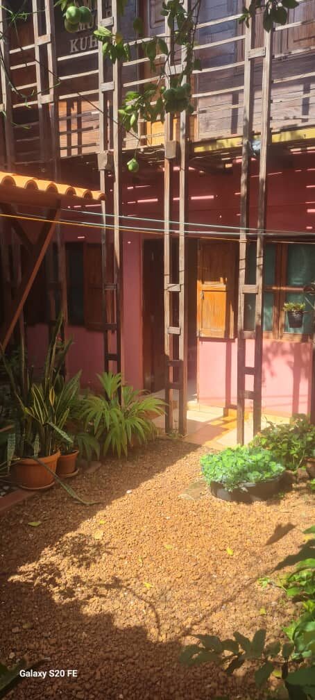 Pensão Creola in Bissau – Gebäude mit Garten